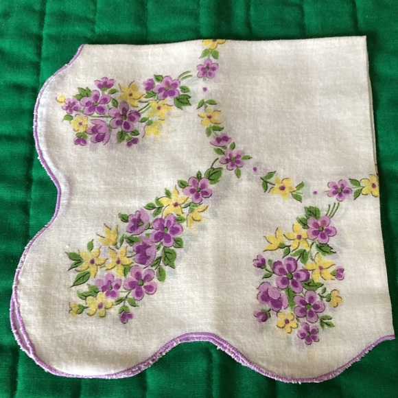 Set of  four ladies vintage floral handkerchieves, wh, purp, & yel.  $18 - Picture 6 of 7